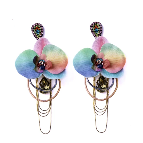 Brinco com franjas metalizadas e de cordões de orquídia