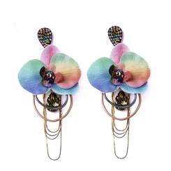 Brinco com franjas metalizadas e de cordões de orquídia