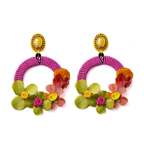 Brinco argola bordada com flores