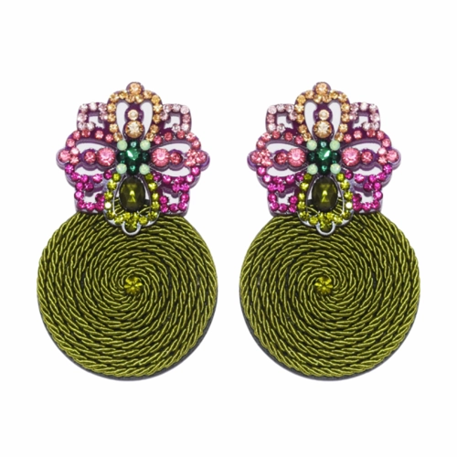 Brinco espiral com strass multicoloridos e textura artesanal
