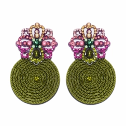 Brinco espiral com strass multicoloridos e textura artesanal
