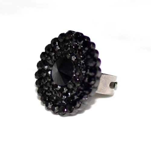 Anel redondo cravejado com strass