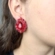Brinco com strass vermelho e pedra central em gota estilo sofisticado feminino