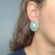 Brinco oval com pérola e strass colorido feminino delicado e vintage chic