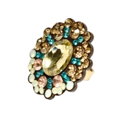 Anel oval com cristal amarelo claro e pedrarias coloridas feminino elegante