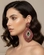 Brinco vermelho com bordado e cristal verde – peça feminina luxuosa e chique