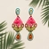 Brinco multicolorido com bordado rosa e cristal gota – feminino, chique e moderno