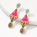 Brinco multicolorido com bordado rosa e cristal gota – feminino, chique e moderno