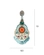 Brinco colorido com strass azul, medalhas e flores resinadas estilo boho chic
