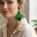 Brinco longo verde bordado com flor e franjas douradas luxuoso