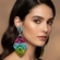 Brinco bordado floral colorido com pedrarias luxuoso e impactante