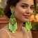 Brinco verde com strass e franjas longas chique e impactante