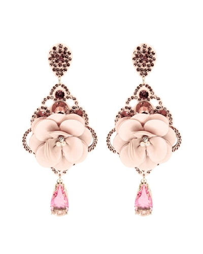 Brinco longo rosé com flor em tecido, strass luxuoso e pingente em cristal