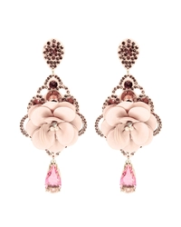 Brinco longo rosé com flor em tecido, strass luxuoso e pingente em cristal