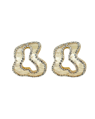Brinco dourado orgânico com strass, design moderno e acabamento luxuoso