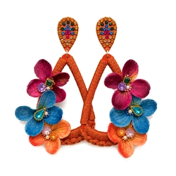 Brinco floral colorido com cristais e raffia