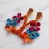 Brinco floral colorido com cristais e raffia