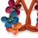 Brinco floral colorido com cristais e raffia